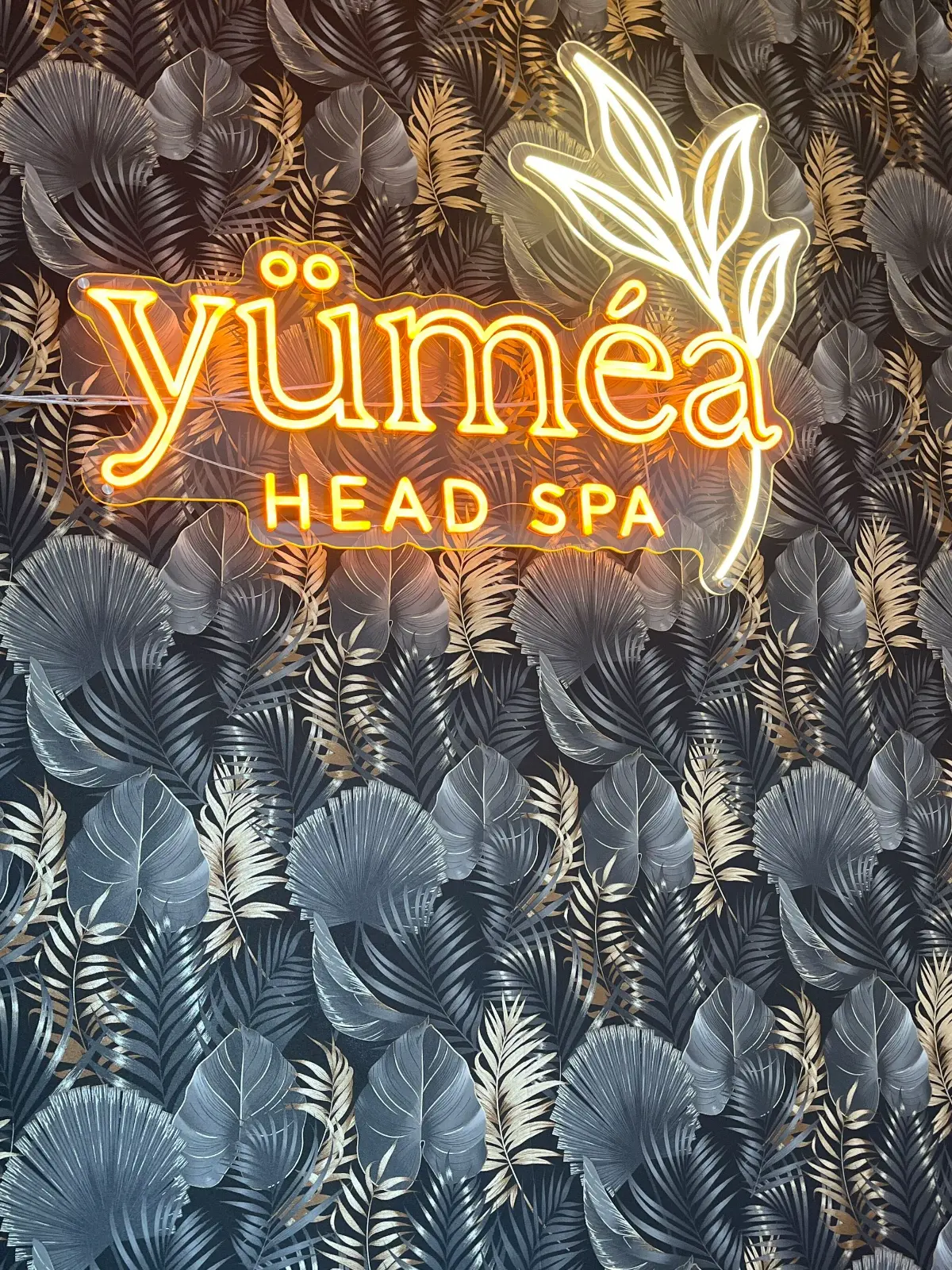 Head spa japonais Tours — praticienne réalisant un massage du cuir chevelu